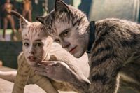 Francesca Hayward och Robbie Fairchild i ”Cats”.