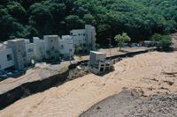En byggnad sveps med i vattenmassorna efter att stormen Hinnamnor dragit fram i byn Pohang i Sydkorea.