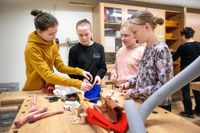 Sameskolan i Kiruna. Fyra tjejer i åk 6 har gjort nålhus i märgben på sina slöjdlektioner. Från vänster: Sire, Jessika, Anneli och Ebba. Alla är 12 år gamla.