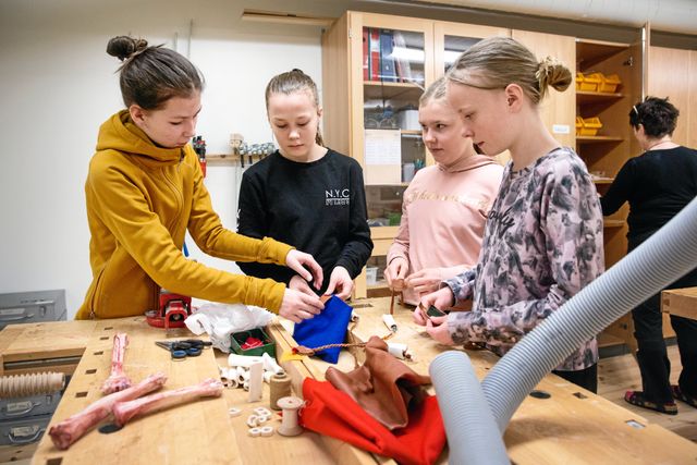 Sameskolan i Kiruna. Fyra tjejer i åk 6 har gjort nålhus i märgben på sina slöjdlektioner. Från vänster: Sire, Jessika, Anneli och Ebba. Alla är 12 år gamla.