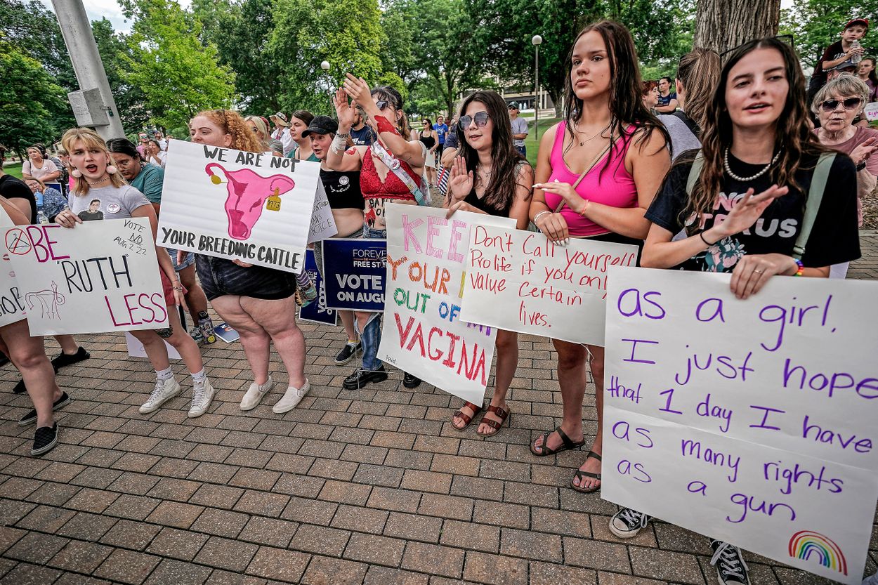 Kvinnor i Kansas protesterade redan på midsommarafton när Högsta domstolen rev upp aborträttsdomen ”Roe mot Wade”.