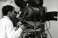 Stig Björkman, aktuell med ”Uppenbarelseboken”. Till vänster Jean-Luc Godard med Brigitte Bardot och Michel Piccoli under inspelningen av ”Föraktet” (1963).