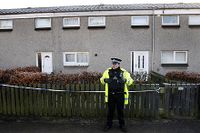 En polisman framför Makolas hem i Livingston, Skottland.