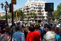 Turister tittar på byggnaden Casa Milá, känd som La Pedrera (stenbrottet), i Barcelona. Den spanska storstaden är en av de som på senare tid har agerat mot privatuthyrning av bostäder hos sajter som Airbnb.