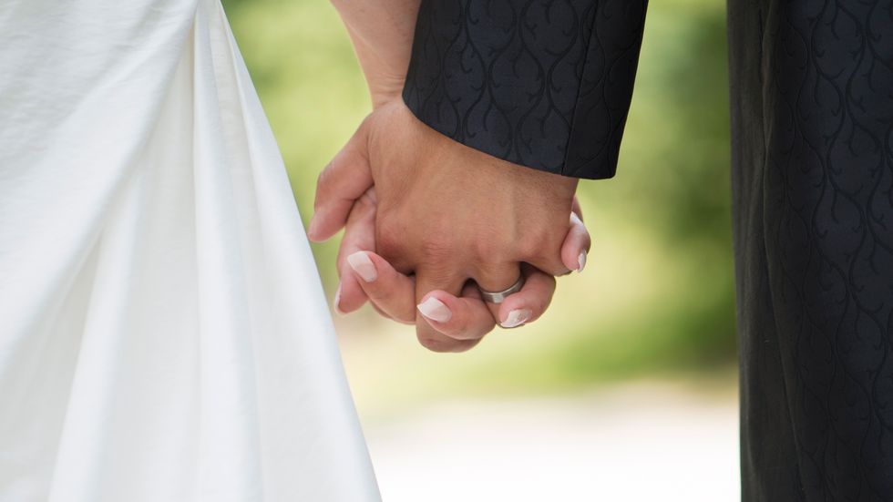 Inför planeringen av ett bröllop är det lätt att kostnaderna skenar. Men att låna kan bli oväntat dyrt, varnar en expert.
