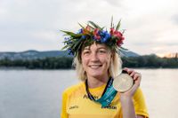 Sarah Sjöström med guldmedalj och krans efter VM-guldet på 50 meter fjäril på midsommarafton.