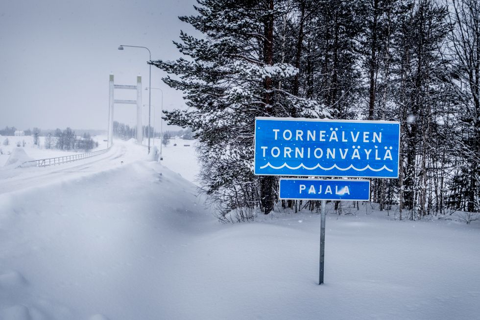 Torneälven skyltas på både svenska och meänkieli på ett vägmärke utanför Pajala.