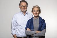Vetenskapsjournalisten Henrik Ennart och Genève-korrespondenten Gunilla von Hall arbetar båda på Svenska Dagbladet. 