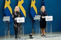 Socialminister Lena Hallengren (S) och statsminister Magdalena Andersson (S) presenterar nya restriktioner under måndagens pressträff i Rosenbad.