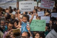 "Muslimer mot terrorism" – manifestationen hölls efter attentaten i Barcelona och Cambrils. I Granada har muslimer också demonstrerat mot hatbrott som de själva utsatts för efter dådet. Arkivbild.