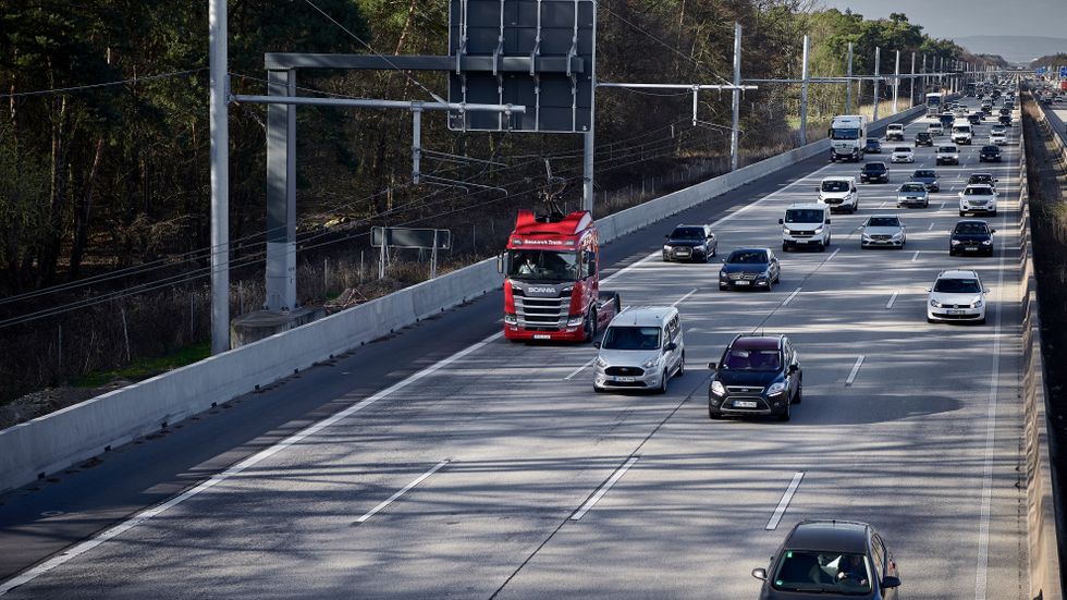 Scania är med och testar elvägar både i Sverige och i Tyskland, bland annat på den hårt belastade motorvägen utanför Frankfurt. 