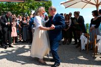 Rysslands president Vladimir Putin och Österrikes dåvarande utrikesminister Karin Kneissl dansar vals på Kneissls bröllop 2018. Arkivbild.