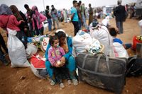 Kurdiska flyktingar i väntan vid gränsen mellan Turkiet och Syrien.