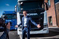 Scania har gjort mångmiljardinvesteringar för att elektrifiera lastbilarna. Nu vill vd Christian Levin att politikerna griper in och gör det dyrare för de bilar som ger utsläpp av koldioxid. Det skulle driva på försäljningen av eldrivna lastbilar.