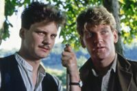 Colin Firth och Kenneth Branagh i filmatiseringen av James Lloyd Carrs ”A month in the country”.