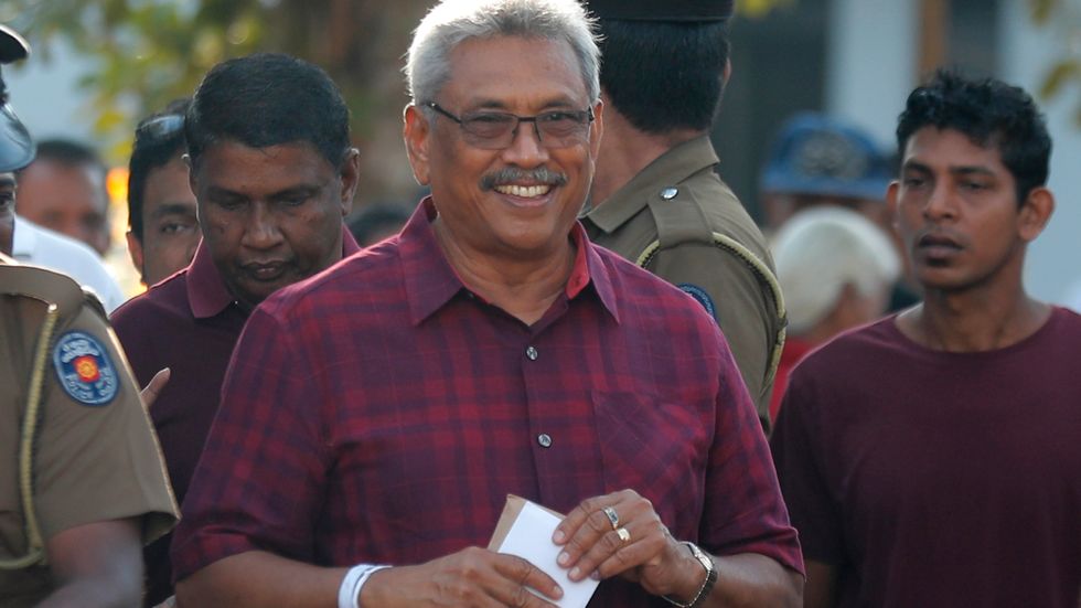 Gotabaya Rajapaksa röstar i Sri Lankas presidentval.