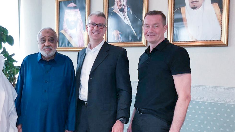 Nyss frisläppte Mohammed al-Amoudi, längst till vänster, har träffat sina företagschefer, Jason Milazzo, styrelseordförande för Preem, och längst till höger Roger Wikström, vd på Midroc Europe.