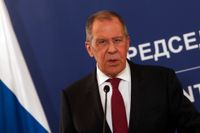 Rysslands utrikesminister Sergej Lavrov säger att han roas av anklagelserna mot Kreml. Bild från ett besök i Serbien i veckan.