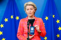 EU-kommissionens ordförande Ursula von der Leyen har fått sitt covid-19-certifikat och ger sig nu ut på turné till medlemsländerna för att förmedla EU:s stora coronastöd.