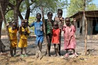 Bostadslösa barn i krigsdrabbade Akobo i Sydsudan. Flyktingar som flytt från den konflikten hör till dem som drabbats i Ofxam-skandalen.