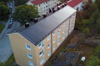 – Vi anser att ett sätt att bidra till landets stora klimatmål är att endast ge byggnadstillstånd till fastigheter med solenergi, säger Frederic Telander. Bilden visar ett flerfamiljshus med ShingEl.