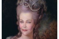Den turkiska pop- och filmstjärnan Hülya Avşars ansikte inklippt i ett porträtt av den franska drottningen Marie Antoinette.