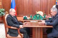 Rysslands president Vladimir Putin mötte förvarsminister Sergej Sjogju i torsdags. Ett klipp från mötet har väckt frågor om Putins hälsa.