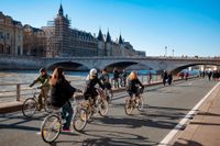 Parisbor cyklar längs floden Seine. 15-minutersstaden är utvecklad av Sorbonne-professorn Carlos Moreno, och hans idéer har fått stort genomslag i Paris. 
