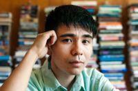 Ocean Vuong, född i Saigon och utbildad i USA, debuterade med diktsamlingen ”Natthimmel med kulhål”. Han fick en stor internationell publik med sin första roman ”En stund är vi vackra på jorden”.