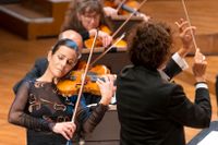 Claudia Bonfiglioli, violin, Nathalie Stutzmann, dirigent, och Kungliga Filharmonikerna i Bo Lindes Violinkonsert.