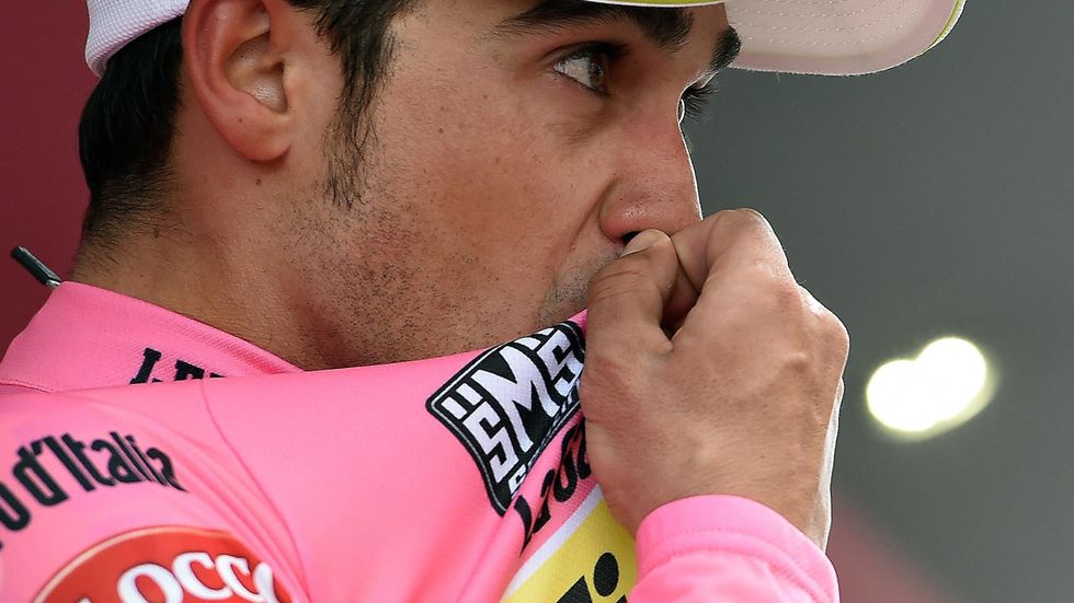 Alberto Contador kysser den rosa ledartröjan.