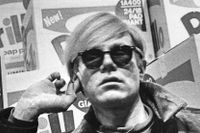 Andy Warhol i sin utställning  på Moderna Museet 1968.