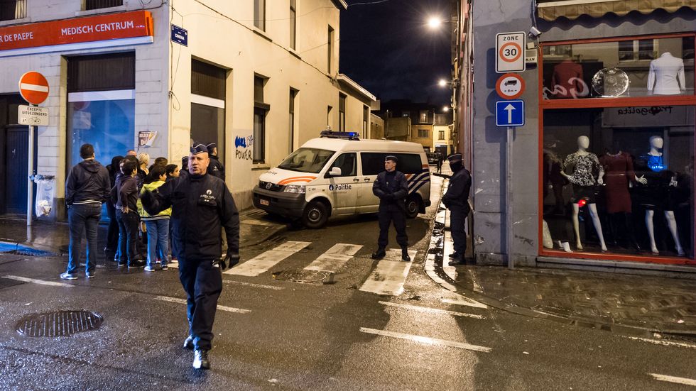 Belgisk polis genomsöker en byggnad i området Molenbeek i Bryssel i november förra året.