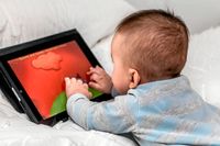 Amerikanska barnläkarsamfundet avråder i sina nyligen uppdaterade föräldraråd helt från att låta barn under 18 månader att sitta framför digitala skärmar.