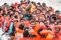 Många flyktingar försöker fly över Medelhavet. 