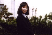 Bortförda Megumi Yokota, då 13 år gammal, framför sin skola i Niigata i nordvästra Japan, 1977.