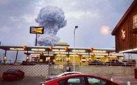 En våldsam explosion i en gödselfabrik i Texas har tagit flera liv och satt eld på flera kringliggande byggnader. Enligt de första uppgifterna från sjukhus och lokala medier kan flera hundra personer vara skadade. En Instagram-bild, tagen av Andy Bartee, visar hur ett rökmoln stiger över fabriken.