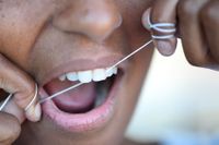 Svenska experter vidhåller att tandtråd ska användas.