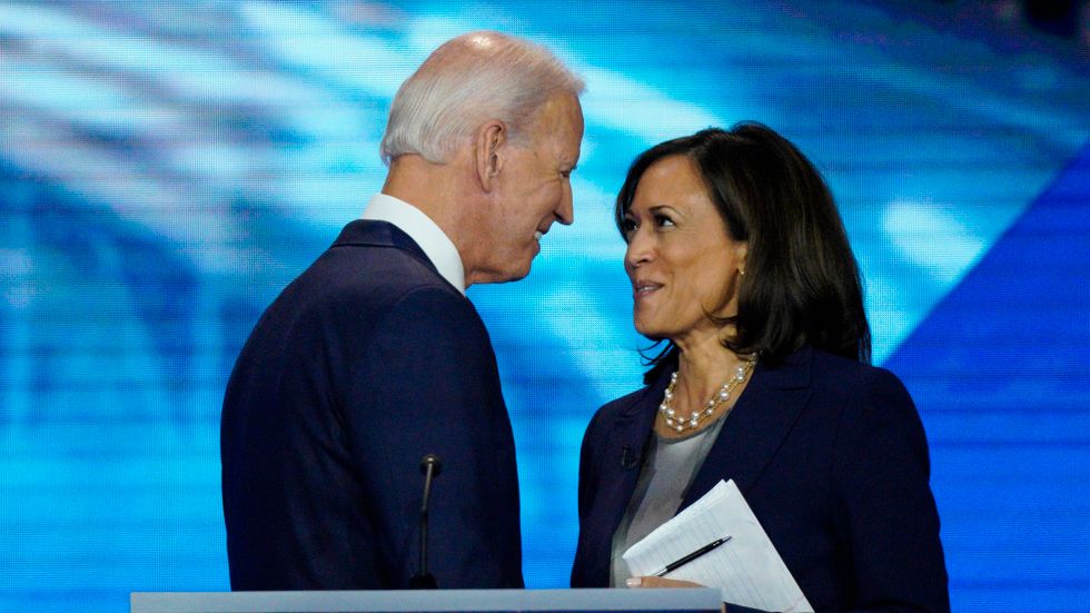 Joe Biden väljer Kamala Harris som vicepresidentkandidat. Hon är den enda svarta kvinnan i senaten.