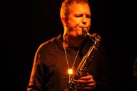 Fredrik Ljungkvists saxofon finns med på 80-talet skivor – nu gör hans tiomannaband Yun Kan 10 skivdebut.