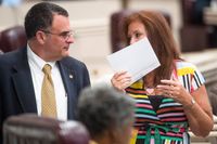 Delstatskongressledamöterna Chris Pringle och Terri Collins i Alabama Statehouse i Montgomery i samband med veckans överläggningar om abortlagstiftningen.