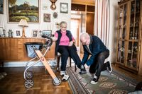 Ann Britt och Ernst Straka, 82 respektive 89 år, hemma i lägenheten i Järfälla. Ernst måste hjälpa Ann Britt med det mesta i hemmet, som att ta på och av sig skorna.