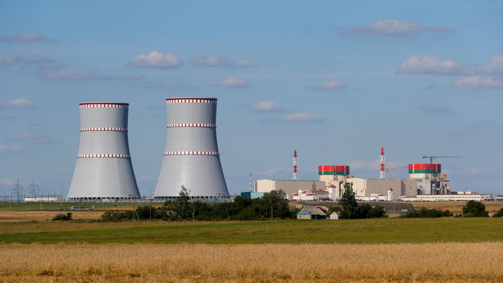 En reaktor i Belarus första kärnkraftverk har kopplats in på landets elnät. Arkivbild.