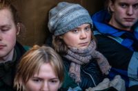 Klimataktivisten Greta Thunberg sitter utanför olje- och energidepartementet i Oslo.