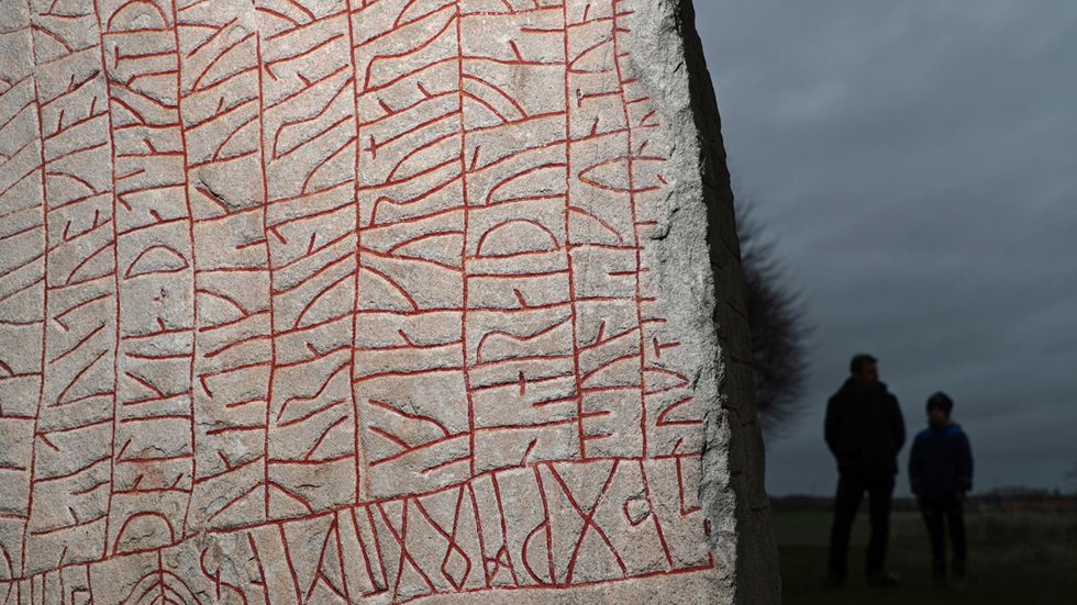 Den vikingatida Rökstenen i Rök i Östergötland. Dess inskrift anses med sina cirka 760 tecken vara världens längsta runinskrift.