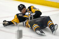 Pittsburghs Sidney Crosby mådde inget vidare efter smällen och fick sedan ledas av isen med en befarad hjärnskakning.