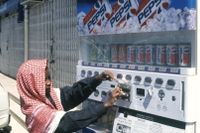 En pojke köper läsk i den saudiska staden Jiddah. Saudiarabien har sedan i somras infört skatt på sockrade drycker. 