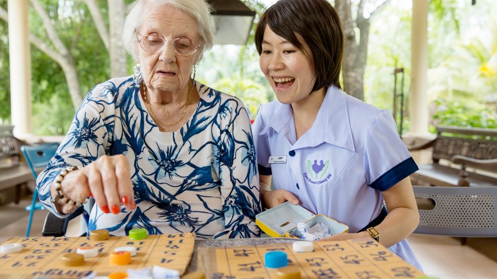 Marie Rose Preston, 89, från England deltar i en omgång bingo på äldreboendet Care Resort i Chiang Mai i norra Thailand.