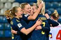 Magdalena Eriksson, Fridolina Rolf och Linda Sembrant kan fixa en svensk VM-biljett ikväll. Arkivbild.