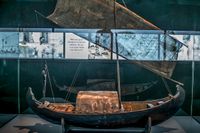 I utställningen ”Resenärerna” skildrar Sjöhistoriska museet Ostindiska Kompaniets historia. Besökaren får följa en resa från Göteborg till Kanton via Cadiz, Kapstaden och Java.